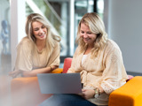 Laureth en Kelly laptop lachen