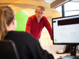 Arne staat bij bureau
