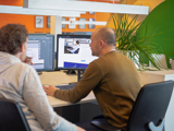 Martijn en Jeroen zitten achter bureau